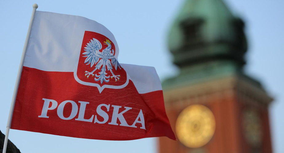 Польский флаг на фоне башни